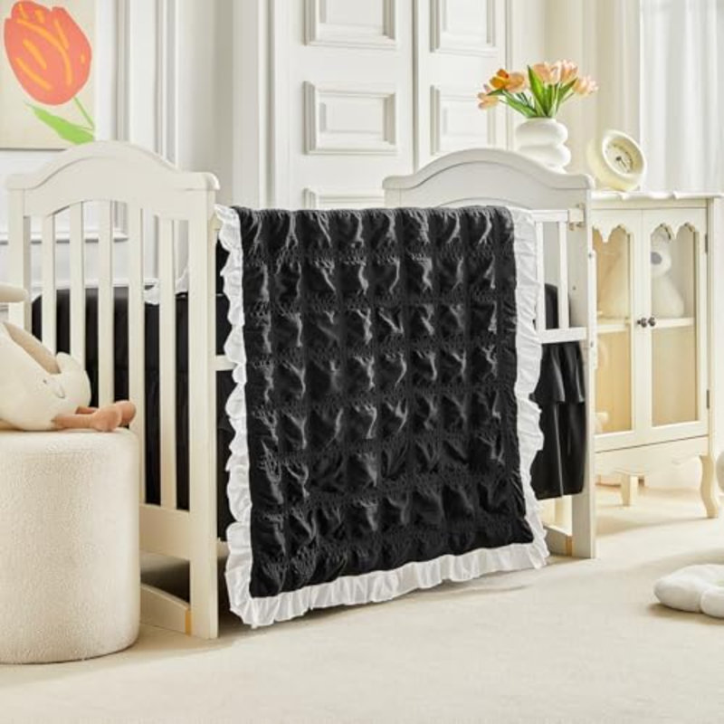 Ensemble de literie pour lit de bébé à volants Édredon matelassé pour bébé avec drap-housse et jupe de lit - Mignon doux et respirant Seersucker