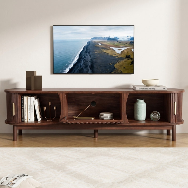 Meuble télé de style ferme moderne pour téléviseurs de 75 pouces, centre multimédia en bois avec armoire de rangement et pieds en bois massif pour salon ou chambre.