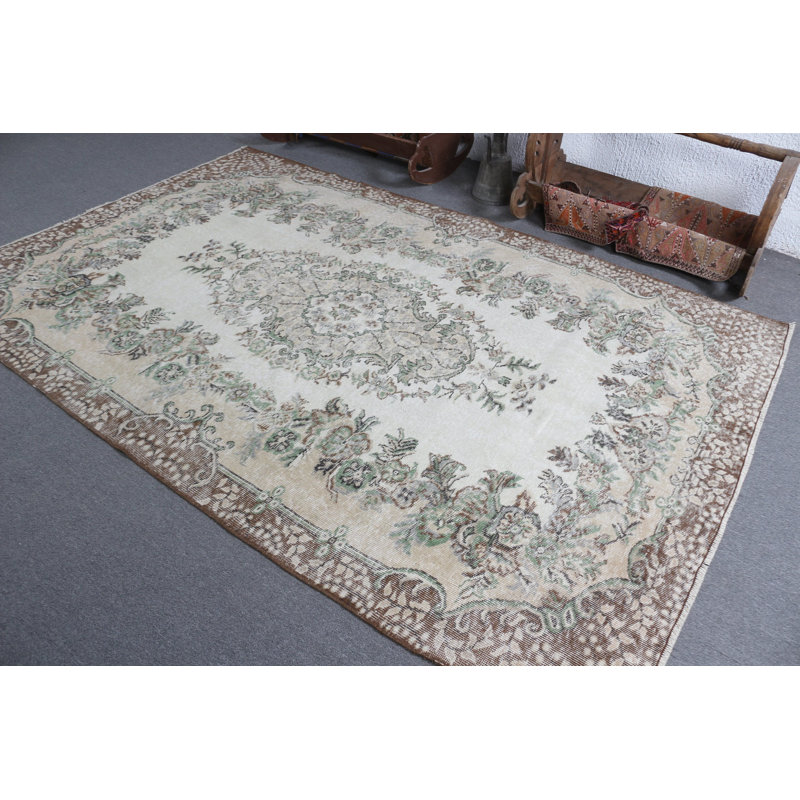Grand tapis en laine turque beige idéal pour une chambre à coucher confortable avec des accents rétro et orientaux