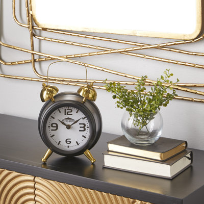 Horloge traditionnelle en acier inoxydable noir