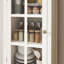 Armoire arquée moderne avec portes en verre, lumière à capteur automatique et tablettes réglables pour un rangement et une présentation élégants
