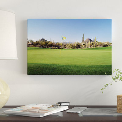 «Golf Flag in a Golf Course, Troon North Golf Club, Scottsdale, Maricopa County, Arizona, USA» par Panoramic Images - reproduction de photo sur toile