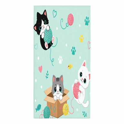 Serviette de plage pour chat 1Pcs, avec des chatons ludiques avec des boules de laine dans un fond pastel doux. Grande microfibre, piscine et voyage, conception artistique amusante.