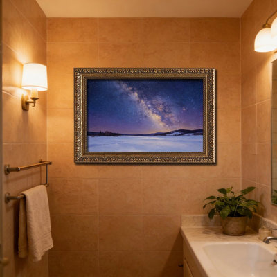 Voie lactée sur neige, cadre mural vintage orné – Cadre décoratif doré pour œuvres d'art.