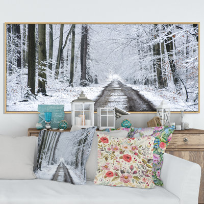 Route d'hiver dans la forêt enneigée - Photographie sur toile