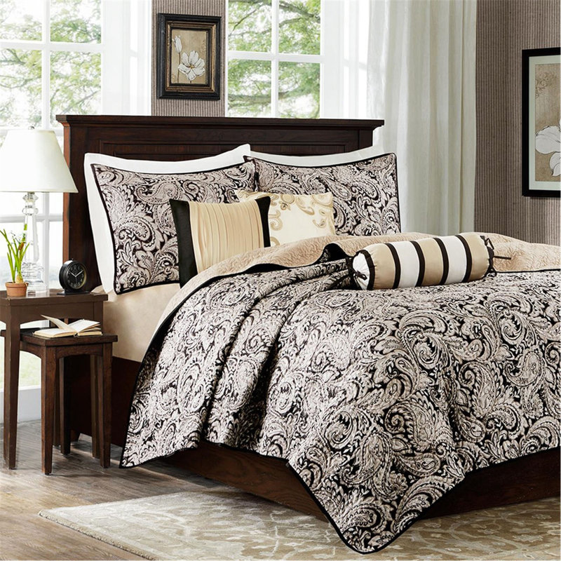 6 Piece Jacquard Quilt Set With Throw Pillows