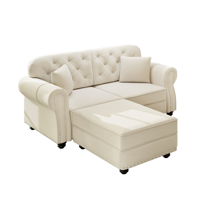 Canapé Chesterfield de 63 po avec garniture cloutée et accoudoirs roulés, Blanc beige