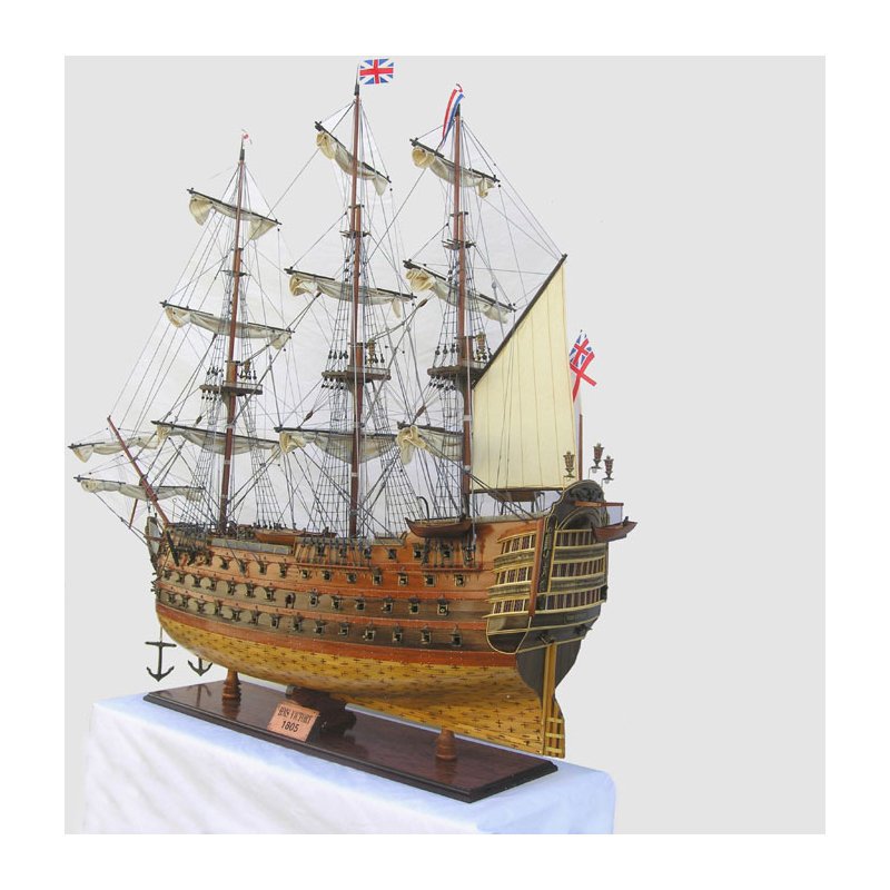 Très grand bateau miniature HMS
