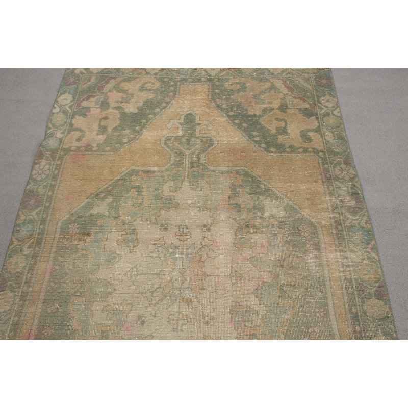 Tapis turc rétro avec motifs anatoliens délavés, idéal pour décorer les salons dans de riches tons bruns bohémiens