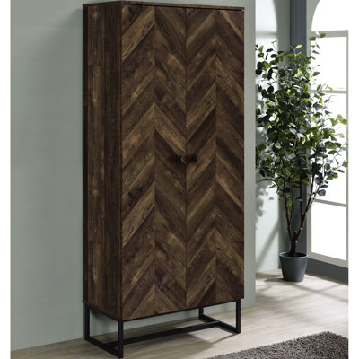 Armoire autoportante à 8 tablettes avec portes, chêne rustique, style industriel moderne dans les espaces de vie principaux, conception à chevrons, finition chêne pour un look chaleureux et accueillant