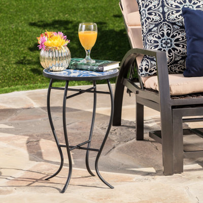Élégante table d'extérieur avec mosaïque: pieds bleus et blancs côté attrayant