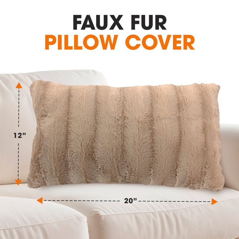 Housse de coussin en fausse fourrure Tsuguko, Sable