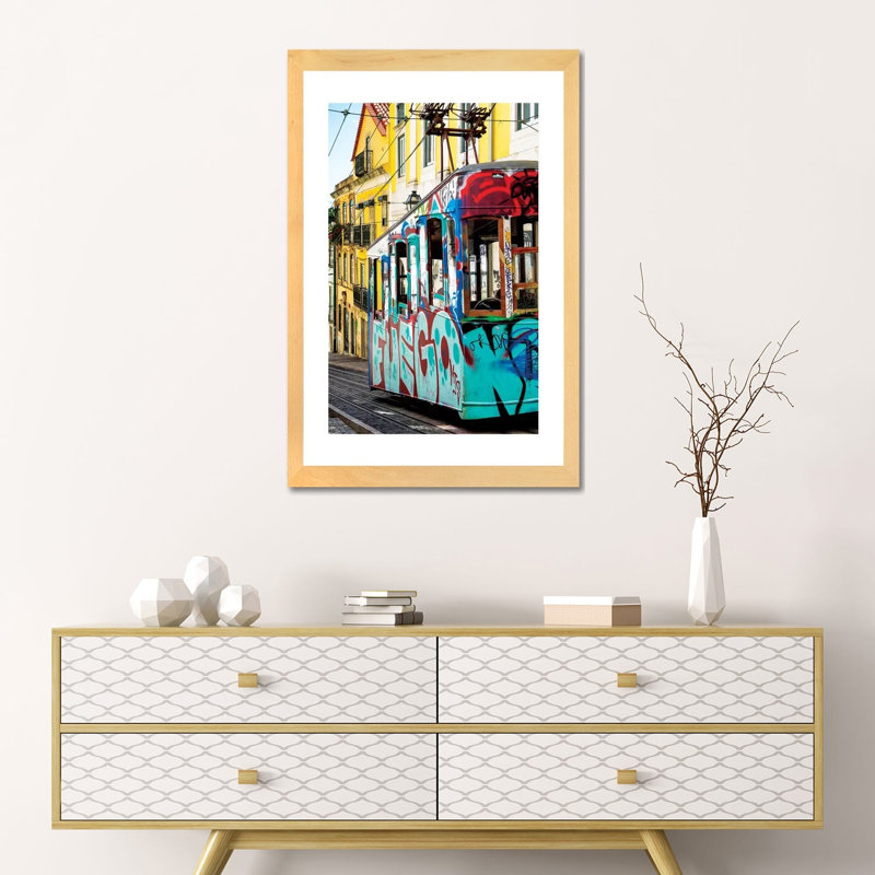Impression de photo « graffiti tramway Lisbon » par Philippe Hugonnard, Blanc, H 32 po x l 24 po x P 1 po