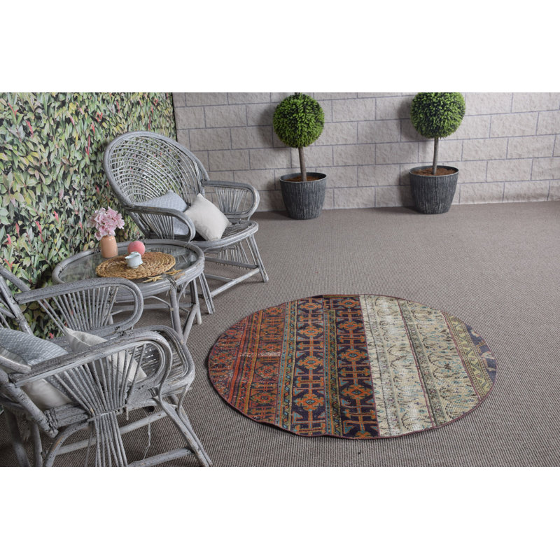 Tapis turc rétro vintage dans des tons orange chaud, parfait pour la cuisine et le vestibule