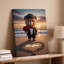 Toile, un charmant ours en peluche debout sur une plage de sable, art au coucher du soleil-641489572