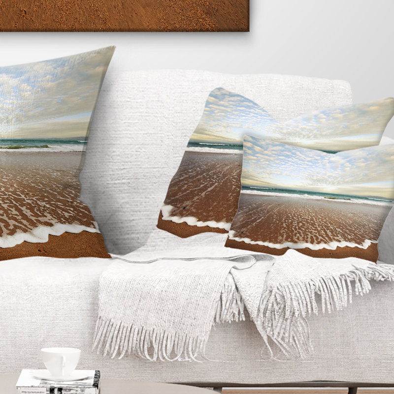 Coussin décoratif à vagues et nuages fantastiques sur la plage - Sea & Shore, Rectangulaire, 12 po x 20 po