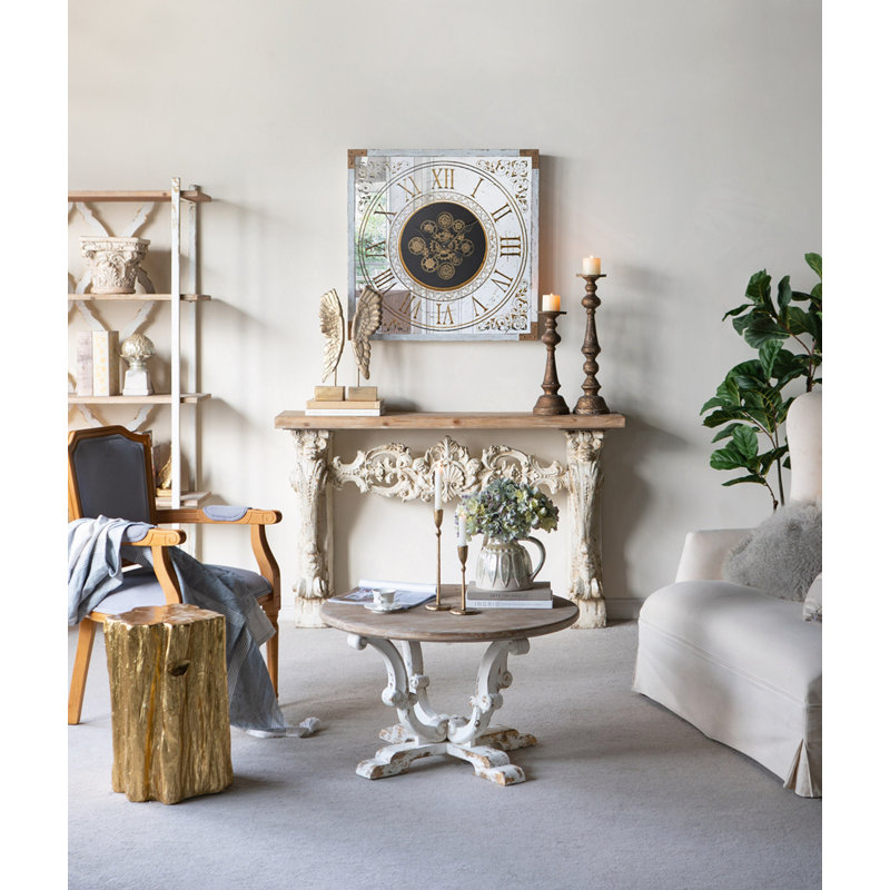 Table basse ronde en bois de 31,5 x 31,5 x 18,5 pouces avec finition vieillie et pieds sculptés.