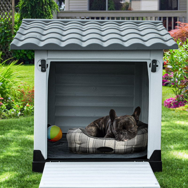 Niche pour chien en plastique Dearria, 26" H x 23.3" W x 30" D