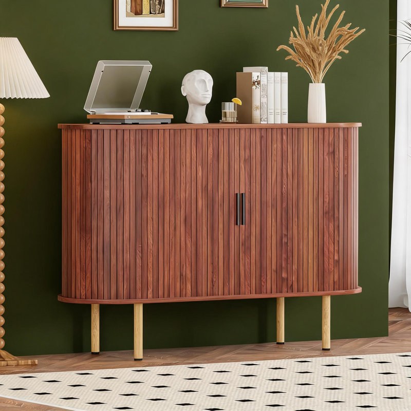Buffet 47 po à lattes cannelées avec portes coulissantes, armoire de rangement d'appoint moderne en bois avec tablettes réglables, console avec armoires pour salon, cuisine, salle à manger, entrée, noyer
