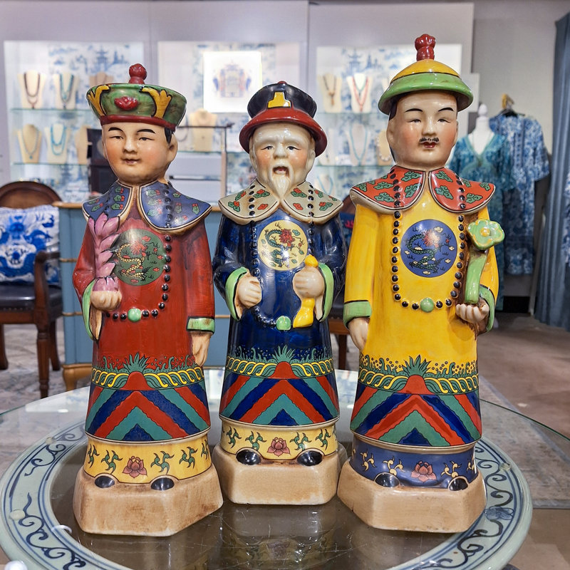 Ensemble de trois figurines en porcelaine peinte, Rouge / jaune / bleu / vert / beige