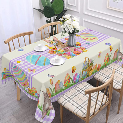 Nappe de Pâques avec œufs de lapin et tulipes