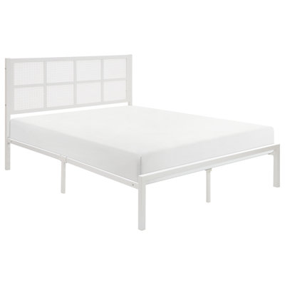 Lit plateforme en métal Eastern King, blanc, tête de lit en fausse canne pour un cadre de chambre à coucher blanc attrayant