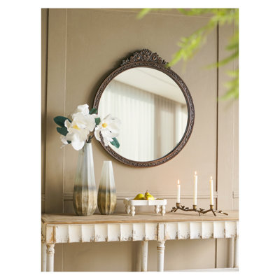 Miroir mural rond 31,5 po avec fronton floral sculpté à la main