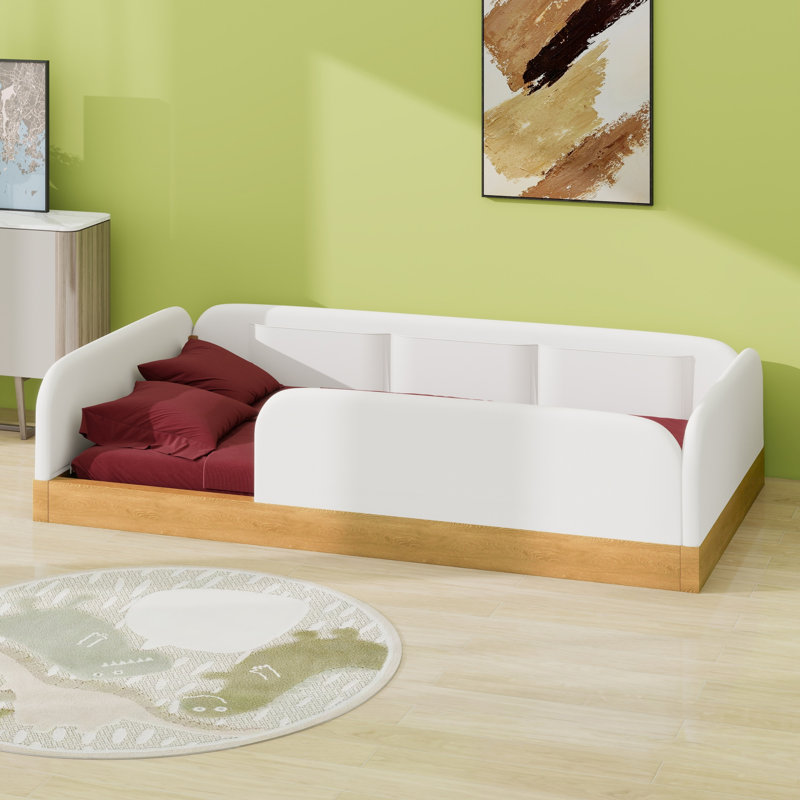 Lit plateforme moderne avec garde-corps et sacs de rangement