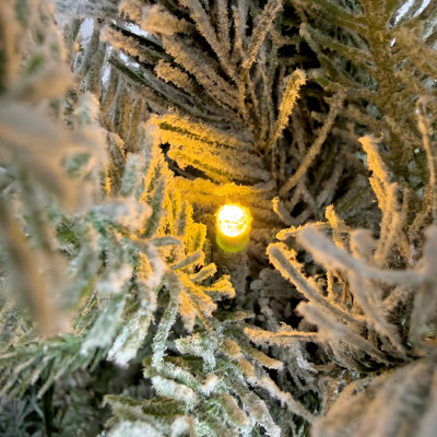 Arbre de Noël artificiel épinette enneigé 6 pi avec 6 lumières DEL blanc chaud, 797 pointes mixtes en PE et PVC, branches articulées et base en métal