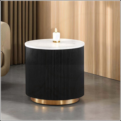 Table de bout ronde contemporaine avec plateau en marbre et base décorative dorée pour les salons modernes
