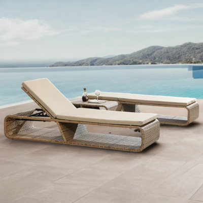 Ensemble de chaise longue d'extérieur en osier avec table
