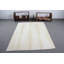 Tapis turc beige à motif de vagues et de tons neutres pour un décor minimaliste moderne et élégant