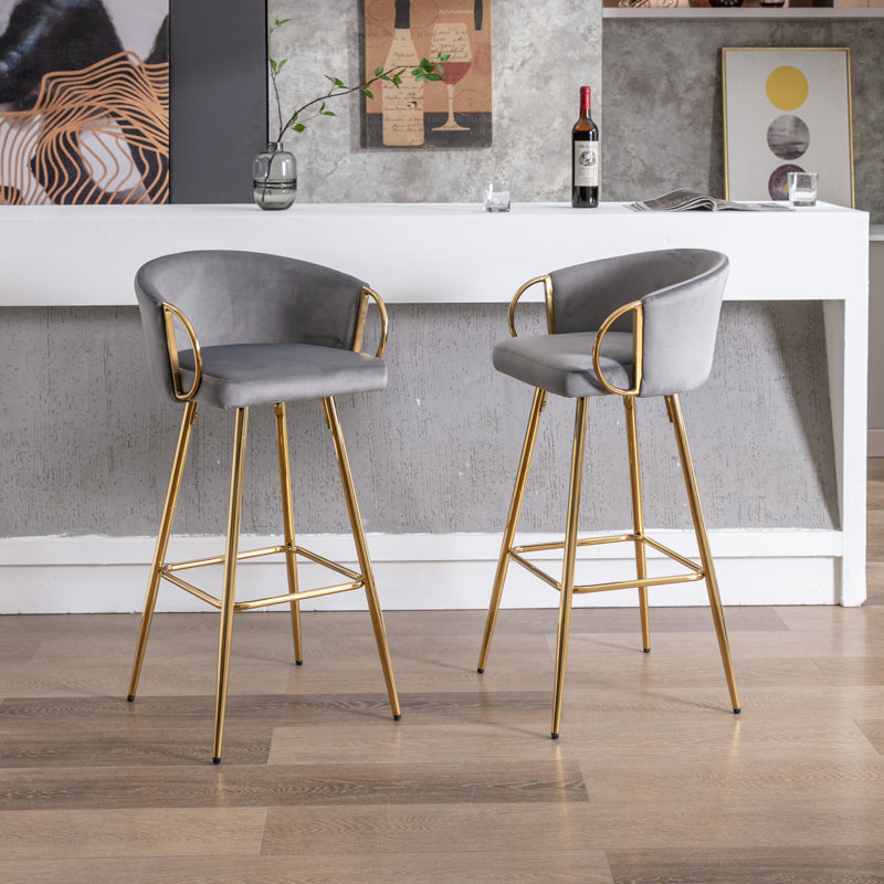 Ensemble de 2 tabourets de bar avec repose-pieds chromé, siège en velours et pieds dorés pour une assise élégante et confortable