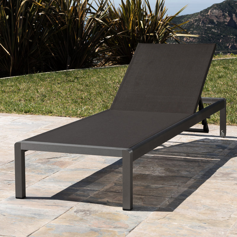 Fauteuil de détente confortable en filet gris et dossier réglable pour l'extérieur