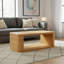 Table basse rectangulaire de couleur miel clair avec un plateau spacieux et un design ouvert.