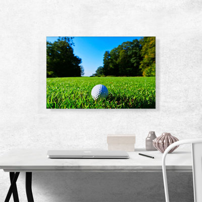 Golf ball in Grass - Reproduction de photo sur toile tendue