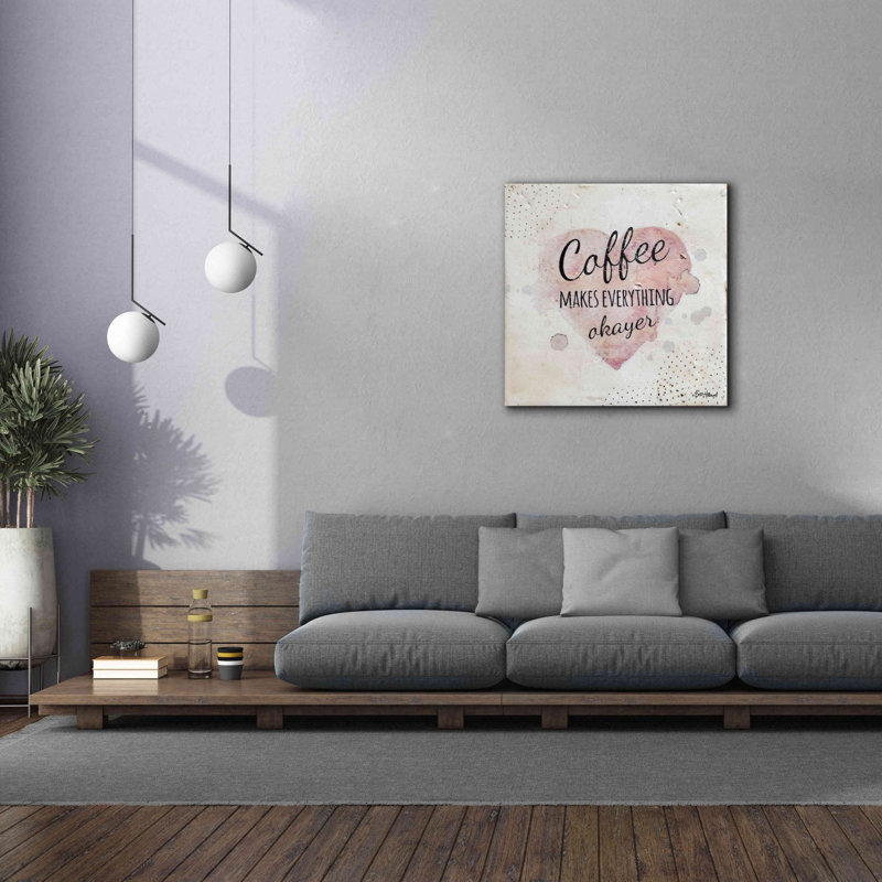 «Coffee Makes Everything Okayer» par Britt Hallowell, estampe numérique sur toile, H 37 po x l 37 po x P 1,5 po