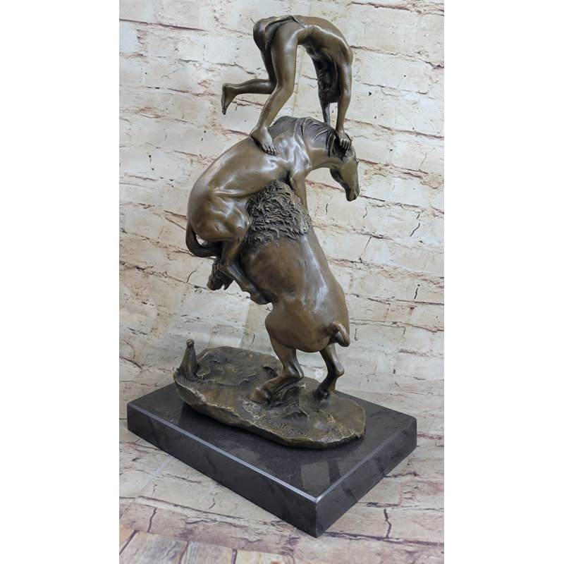Sculpture en bronze Statue d'un Amérindien sautant par-dessus Buffalo et cheval
