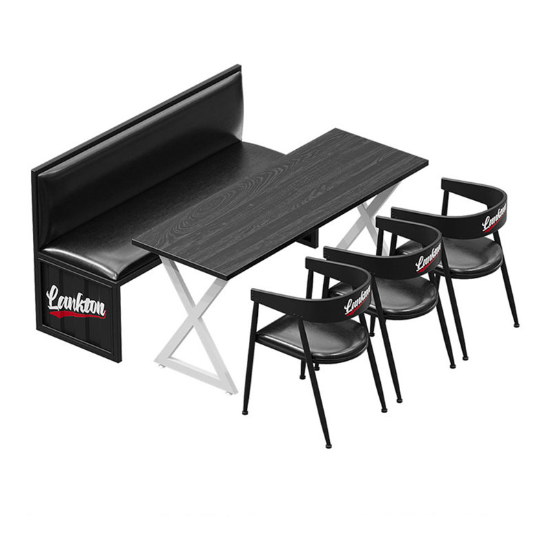 Ensemble de petites tables et chaises de style industriel