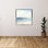 « Surf and Sand » de Chris Paschke – Impression sur toile dans un cadre flottant blanc