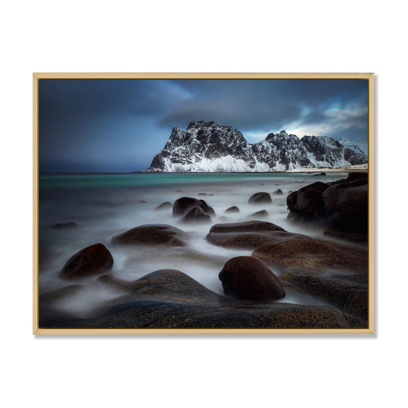 Côte rocheuse avec montagnes - Photographie sur toile, H 12 po x l 20 po, Cadre flottant en érable