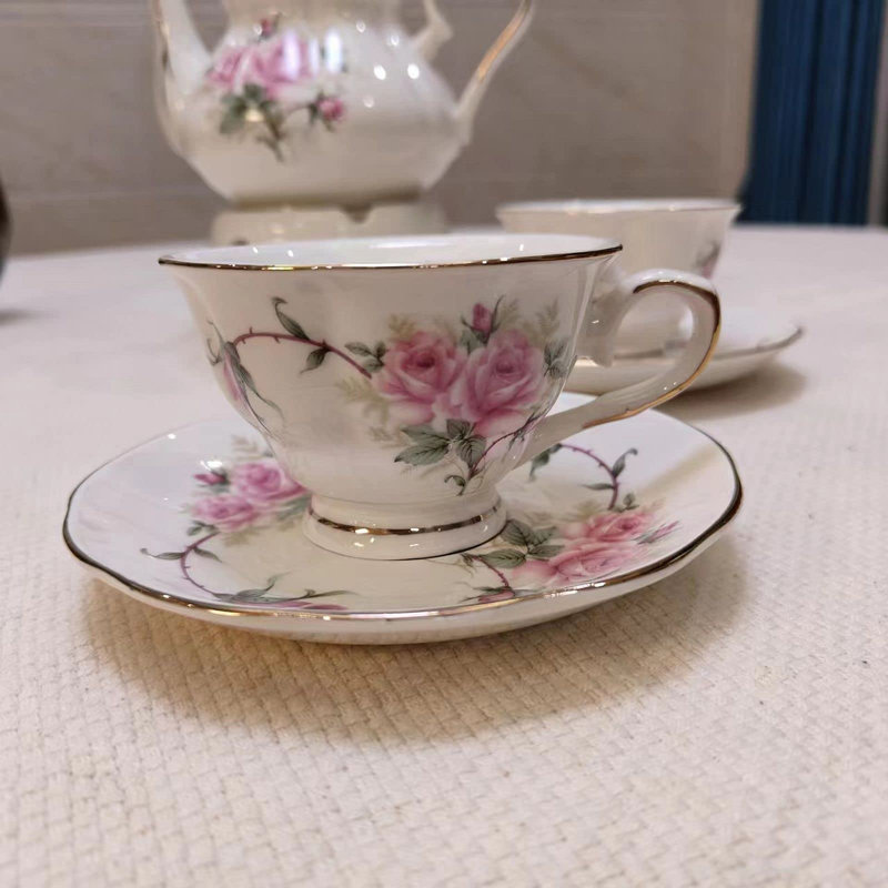 Ensembles-cadeaux en céramique café et thé, ensemble de thé de luxe européen, convenant comme cadeau pour la fête des mères, l'anniversaire, Noël et les rassemblements (camélia élégant)