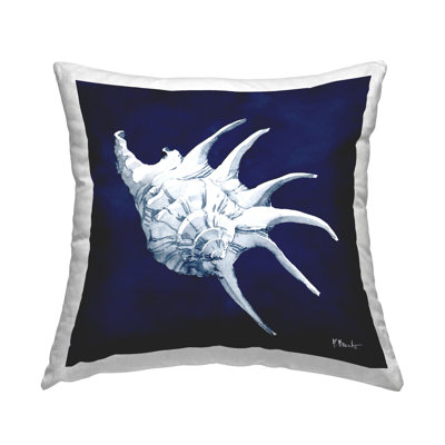 Coussin à motif de cornes de conques bleues imprimé Sea Life par Paul Brent