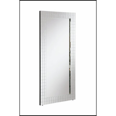 Miroir décoratif Dominic avec cadre biseauté et mosaïque, idéal pour améliorer l'esthétique et la fonctionnalité de la pièce.