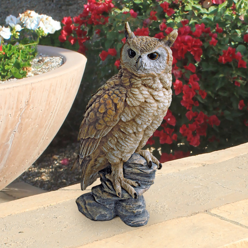 Statue hibou s’asseoir forest