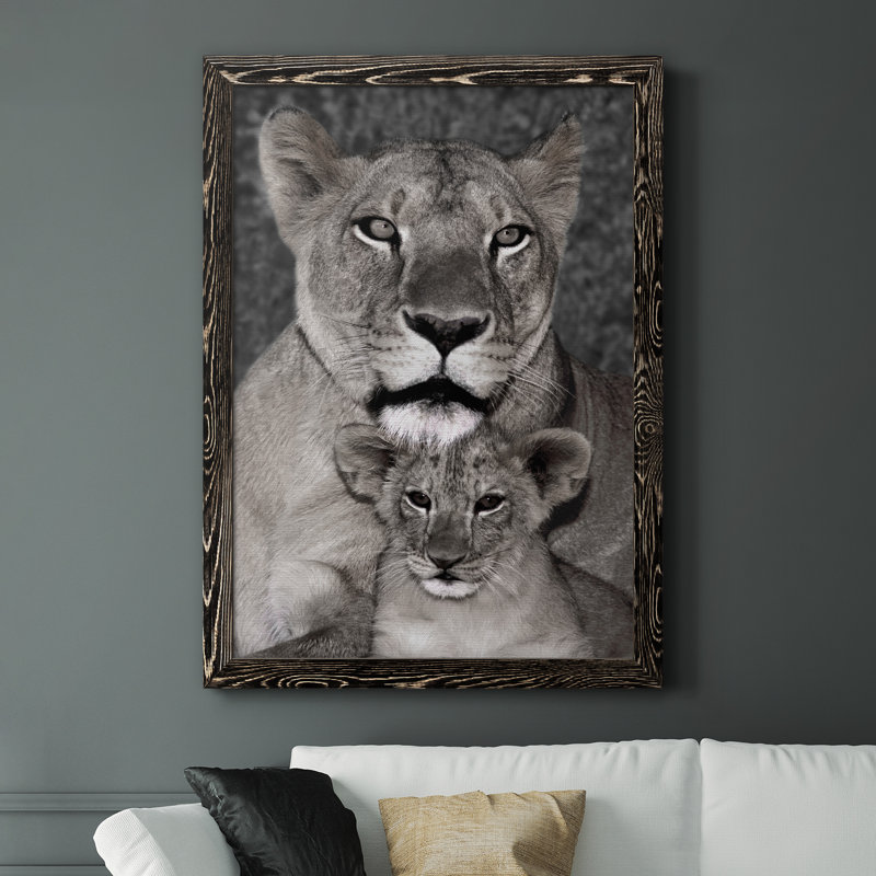 Lionne et louveteau - Photographie sur toile, H 31,5 po x l 23,5 po x P 1,5 po, Cadre noir