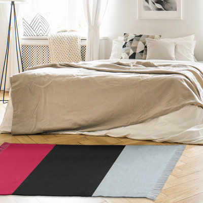 Tapis rayé rouge / noir / argent 4,6 pi x 5,5 pi