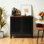 Armoire avec porte grillagée à lattes rayées, armoire de style moderne, panneau de fibres à densité moyenne de haute qualité et pieds en métal