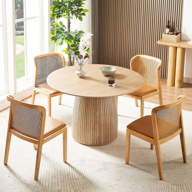 La table de bureau moderne Mid-Century, le plateau de table de 45,91 po et le plateau fonctionnel invitant créent une atmosphère douillette dans les pièces