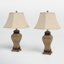 Lampe de table sculptée brune à volutes en polystone avec détails noirs et abat-jour conique